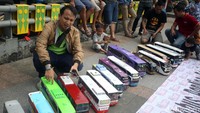 Menariknya tak hanya memamerkan bus replika para penggemar bus replika itu juga tak segan berbagi ilmu dalam membuat replika bus tersebut.