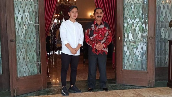 Gibran Rakabuming Raka temui Ketua DPC PDIP yang juga Wali Kota Solo FX Hadi Rudyatmo, Minggu (9/2/2020).
