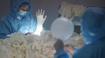 Pekerja Pabrik di China Lembur Demi Sarung Tangan Anticorona