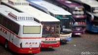 Penampakan sejumlah bus replika yang dibuat semirip mungkin dengan aslinya.