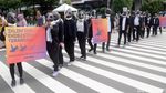Topeng Penguin Warnai Aksi Greenpeace Indonesia di CFD