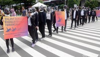 Aksi para aktivis mengenakan kostum penguin di CFD itu sontak menarik perhatian warga.