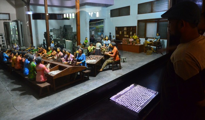 Museum Kretek di Kudus, Jateng, menyimpan 1.195 koleksi mengenai sejarah rokok kretek. Di sana pengunjung juga bisa melihat proses produksi rokok secara manual.