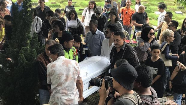 Tangisan Pilu Iringi Kepergian Anak Karen Pooroe 