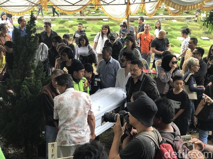 Pemakaman Anak Karen Pooroe di TPU Tanah Kusir, Jakarta