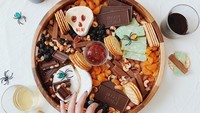 Cheese platter satu ini memiliki sentuhan Halloween. Karena Marissa memang membuatnya untuk merayakan pesta Halloween lalu. Disajikan bersama buah kering, aneka cokelat yang manis, serta kepingan biskuit. Ada juga selai buah untuk cocolannya. Foto: Instagram @thatcheeseplate