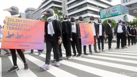 Sejumlah aktivis Greenpeace Indonesia menggelar aksi menggunakan kostum penguin saat Hari Bebas Kendaraan di depan Kemenko Kemaritiman dan Investasi RI, Jakarta, Minggu (9/2/2020).