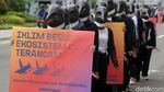 Topeng Penguin Warnai Aksi Greenpeace Indonesia di CFD