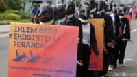 Para aktivis berbaris saat ikut serta dalam aksi dukungan terhadap perjanjian laut internasional.