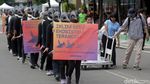 Topeng Penguin Warnai Aksi Greenpeace Indonesia di CFD