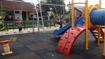 Keceriaan Anak-anak Mengisi Akhir Pekan dengan Bermain di Taman