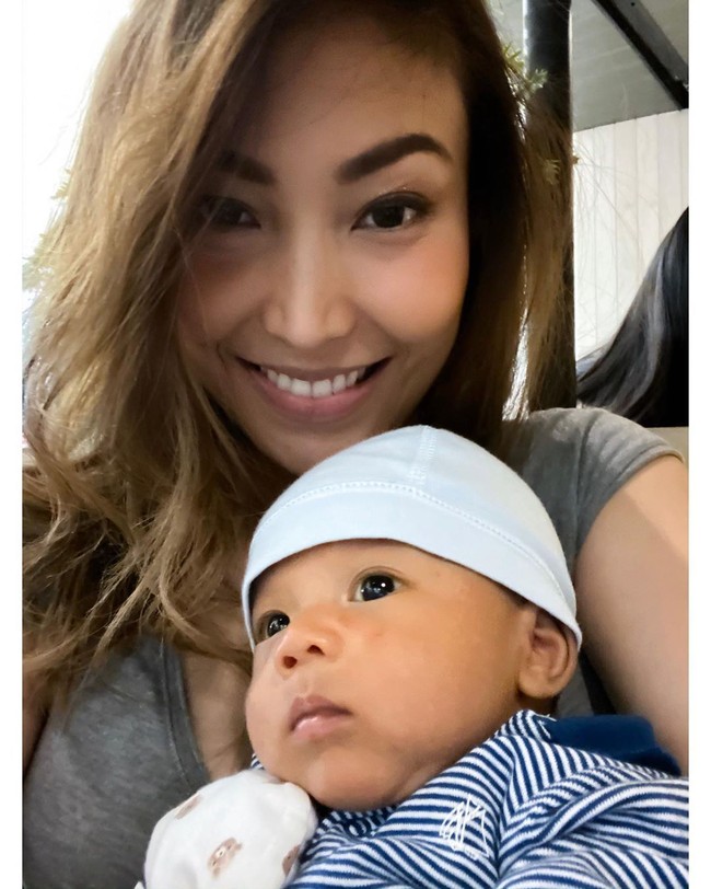 Ayu Dewi sebelumnya juga sudah sempat merencanakan pernikahan dengan Zumi Zola pada Mei 2011. Namun sayang acara tersebut gagal dilangsungkan karena Zumi Zola tiba-tiba saja membatalkan pertunangannya. Kini Ayu telah menikah dan berbahagia dengan Muhammad Hidayah Ismagrebu atau Regi Datau. Foto: Instagram