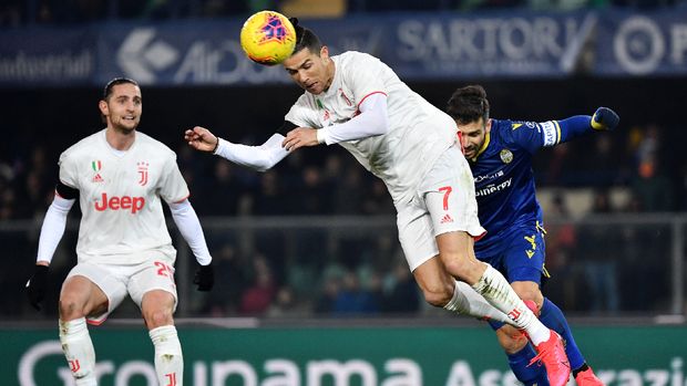 Percobaan Ronaldo melalui tandukan ke gawang Verona. (