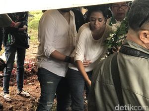 Masuk Tempat Autopsi Anak, Karen Pooroe Menangis Histeris
