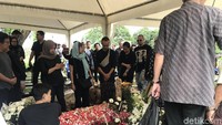 Ketika mobil jenazah tiba, kedatangannya diiringi oleh lantunan kalimat tauhid, Laa illaha illallah. Foto: Dyah Paramita Saraswati/ detikhot
