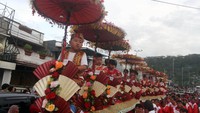 Sejumlah warga keturunan Tionghoa berada diatas arak-arakan Sipasan saat penutupan perayaan festival Capgomeh 2751 di Padang, Sumatera Barat, Sabtu (8/2/2020). Festival Capgomeh dan multikultural ini, menampilkan kolaborasi antara kesenian Tinghoa dengan kesenian Minangkabau, dan juga budaya etnis yang ada Indonesia. Antara Foto/Muhammad Arif Pribadi.