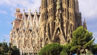Satu lagi bangunan ikonik di Spanyol yang didesain oleh Antoni Gaudi. Bangunan itu adalah Sagrada Familia yang berada di Kota Barcelona, Spanyol. Istimewa/Dok. Wikipedia/C messier.
