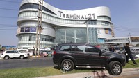 Seorang tentara di Thailand memberondong para pengunjung Mal Terminal 21 di Kota Korat, Thailand. AP Photo/Sakchai Lalit