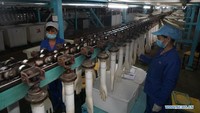 Pelindung tangan ini harus segera diproduksi untuk menjamin persediaan karena permintaannya yang terus meningkat. Istimewa/Dok. Xinhuanet.com.