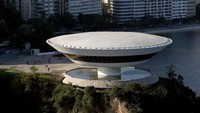 Museum Seni Kontemporer Niteroi berada di kawasan Rio de Janeiro, Brasil. Bangunan berbentuk unik ini dibangun oleh Oscar Niemeyer dan selesai dibangun pada tahun 1996 silam. Getty Images/Matthew Stockman.