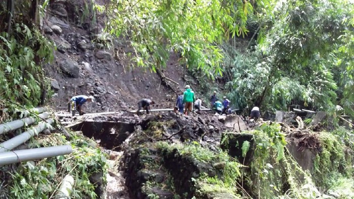 proses perbaikan pipa PDAM di Pacet, Mojokerto