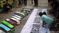 Kehadiran beragam bus replika tersebut menarik perhatian pengunjung CFD, khususnya anak-anak.
