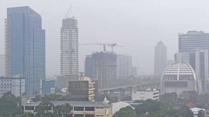 Hujan deras di wilayah Mampang Prapatan, Jaksel, Minggu (9/2) pukul 13.30 WIB (Gibran/detikcom)