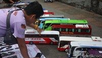 Tak hanya anak-anak, ada pula orang dewasa yang penasaran dan ingin melihat langsung bus-bus replika tersebut.