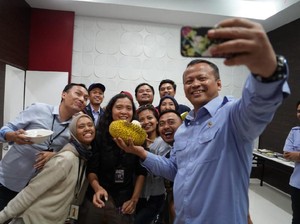 Peringati Hari Pers, Menteri Edhy Asyik Pesta Durian Bareng Wartawan