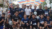 Sejumlah peserta berfoto bersama saat ikut serta dalam kegiatan jalan sehat dalam rangka memperingatu HUT ke-70 BTN. Istimewa/Dok. Bank BTN.