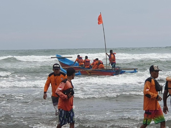 Tim SAR gabungan melakukan pencarian mahasiswa korban laka laut di Parangtritis, Minggu (9/2/2020).