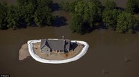 Banjir ini disebabkan karena perairan Sungai Mississippi pecah pada April 2011, dan menjadi salah satu banjir terbesar dan paling merusak di AS. Istimewa/Dok. Daily Mail.