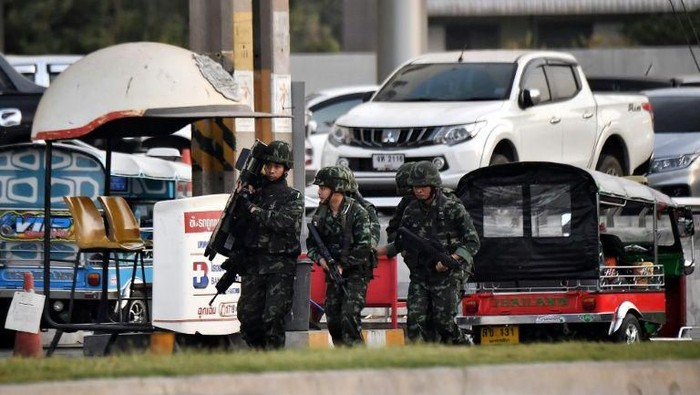 Proses penanganan usai penembakan oleh tentara Thailand (AFP Photo/Lillian SUWANRUMPHA)