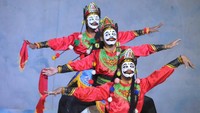 Penari memainkan tarian Topeng Gethak saat perayaan Capgomeh 2751 di Vihara Avalokitesvara, Pamekasan, Jawa Timur, Sabtu (8/2/2020). Dalam perayaan tersebut ditampilkan kesenian asli Madura kuno dan bahkan tarian yang berhasil dilestarikan kembali setelah seblumnya dinyatakan punah. Antara Foto/Saiful Bahri.