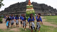 Sejumlah seniman mengusung gunungan Palawija saat kirab Ruwat Rawat Borobudur di kompleks Taman Wisata Candi (TWC) Borobudur, Magelang, Jawa Tengah, Minggu (9/2/2020).