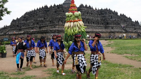 Ruwat rawat dulakukan dengan kirab di Pelataran Kenari Candi Borobudur oleh Bu. Kegiatan Ruwat Rawat Borobudur oleh Bupati Magelang Zaenal Arifin, Minggu (9/2). (Antara Foto/Anis Efizudin) Ruwat rawat dulakukan dengan kirab di Pelataran Kenari Candi Borobudur oleh Bu. Kegiatan Ruwat Rawat Borobudur oleh Bupati Magelang Zaenal Arifin, Minggu (9/2). (Antara Foto/Anis Efizudin)