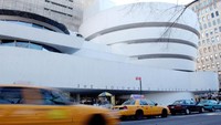 Museum Solomon R Guggenheim atau kerap disebut sebagai The Guggenheim merupakan museum seni rupa yang berada di kawasan Manhattan, New York City, Amerika Serikat. Museum ini didesain oleh Frank Llold Wright, yang merupakan salah satu arsitek paling terkenal di dunia. Getty Images/Stephen Chernin.