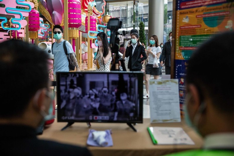 BEIJING, CHINA - JANUARY 30: A sign instructs shoppers to wear protective masks at a mall on January 30, 2020 in Beijing, China. The number of cases of a deadly new coronavirus rose to over 7000 in mainland China Thursday as the country continued to lock down the city of Wuhan in an effort to contain the spread of the pneumonia-like disease which medicals experts have confirmed can be passed from human to human. In an unprecedented move, Chinese authorities put travel restrictions on the city which is the epicentre of the virus and neighbouring municipalities affecting tens of millions of people. The number of those who have died from the virus in China climbed to over 170 on Thursday, mostly in Hubei province, and cases have been reported in other countries including the United States, Canada, Australia, Japan, South Korea, and France. The World Health Organization has warned all governments to be on alert, and its emergency committee is to meet later on Thursday to decide whether to declare a global health emergency. (Photo by Kevin Frayer/Getty Images)
