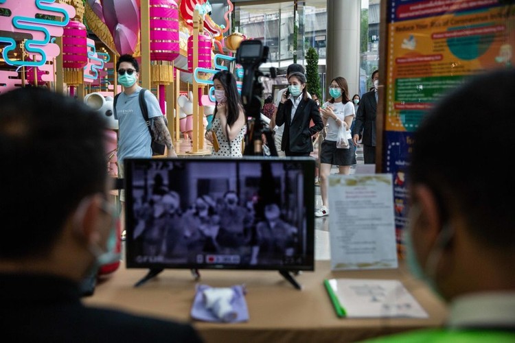 1197578978 BEIJING, CHINA - JANUARY 30: A sign instructs shoppers to wear protective masks at a mall on January 30, 2020 in Beijing, China. The number of cases of a deadly new coronavirus rose to over 7000 in mainland China Thursday as the country continued to lock down the city of Wuhan in an effort to contain the spread of the pneumonia-like disease which medicals experts have confirmed can be passed from human to human. In an unprecedented move, Chinese authorities put travel restrictions on the city which is the epicentre of the virus and neighbouring municipalities affecting tens of millions of people. The number of those who have died from the virus in China climbed to over 170 on Thursday, mostly in Hubei province, and cases have been reported in other countries including the United States, Canada, Australia, Japan, South Korea, and France. The World Health Organization has warned all governments to be on alert, and its emergency committee is to meet later on Thursday to decide whether to declare a global health emergency. (Photo by Kevin Frayer/Getty Images)