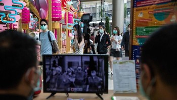 Petugas di Thailand melakukan pemeriksaan suhu di Siam Paragon Mall di Bangkok, Thailand. Foto: Getty Images