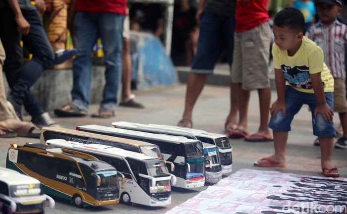 Bus Replika Mejeng di CFD Jakarta Ajang car free day (CFD) kerap dimanfaatkan untuk berkumpul dengan komunitas. Seperti sejumlah penggemar bus replika yang pajang hasil karya mereka di CFD.