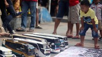 Ajang car free day (CFD) kerap dimanfaatkan oleh warga untuk berkumpul bersama komunitas, seperti yang dilakukan oleh sejumlah penggemar bus replika ini.