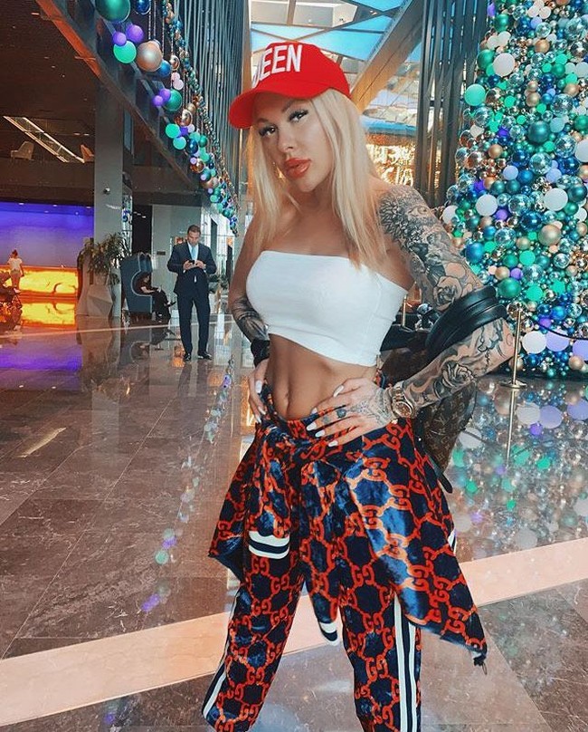 Pada video yang beredar, pasangan pesepakbola Mykola Moroziuk, Irina Moroziuk berpose dalam atasan biru ketat dan celana longgar. Ia kemudian sengaja memamerkan celana dalam yang dikenakannya. Foto: Instagram @Irina_moroziuk