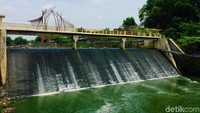 Siapa sangka, saluran irigasi yang berada di pinggir Sungai Gajahwong itu dulunya kotor dan bau. Selain itu, banjir dan penyakit DBD serta diare juga sering diidap warga sekitar akibat kondisi saluran yang kumuh.  (Foto: Jauh Hari Wawan S/detikcom)