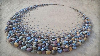 Foreman memilih bebatuan sebagai material utamanya karena paling mudah untuk dimanipulasi. Foto: Jon Foreman