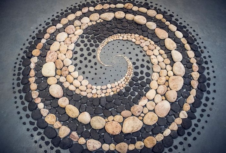 karya seni geometris dari bebatuan