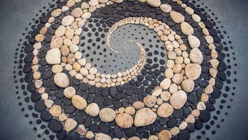 Setelah itu baru ia mulai mengumpulkan dan menempatkan bebatuan sesuai idenya. Foto: Jon Foreman