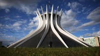Selain museum seni, Brasil juga punya bangunan ikonik lain yang memanjakan mata. Bangunan itu adalah Katedral Brasilia. Katedral itu dirancang oleh Oscar Niemeyer. Pembangunan katedral itu rampung pada 31 Mei 1970. Getty Images/Mario Tama.