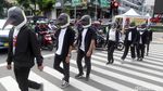 Topeng Penguin Warnai Aksi Greenpeace Indonesia di CFD