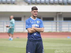 Saat Karantina, Bek Persib Ini Bikin Konten Youtube hingga Main Poker